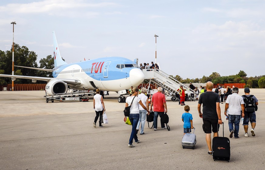 10.09.2019, Patras, Peloponnes, Griechenland - Urlauber mit Koffern auf dem Weg zum TUI Flugzeug, Flughafen Araxos GPA. Patras Peloponnes Griechenland *** 10 09 2019, Patras, Peloponnese, Greece Holid ...