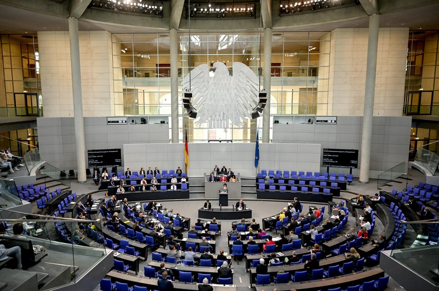 Abgeordnete nehmen an der 44. Sitzung des Bundestag teil.