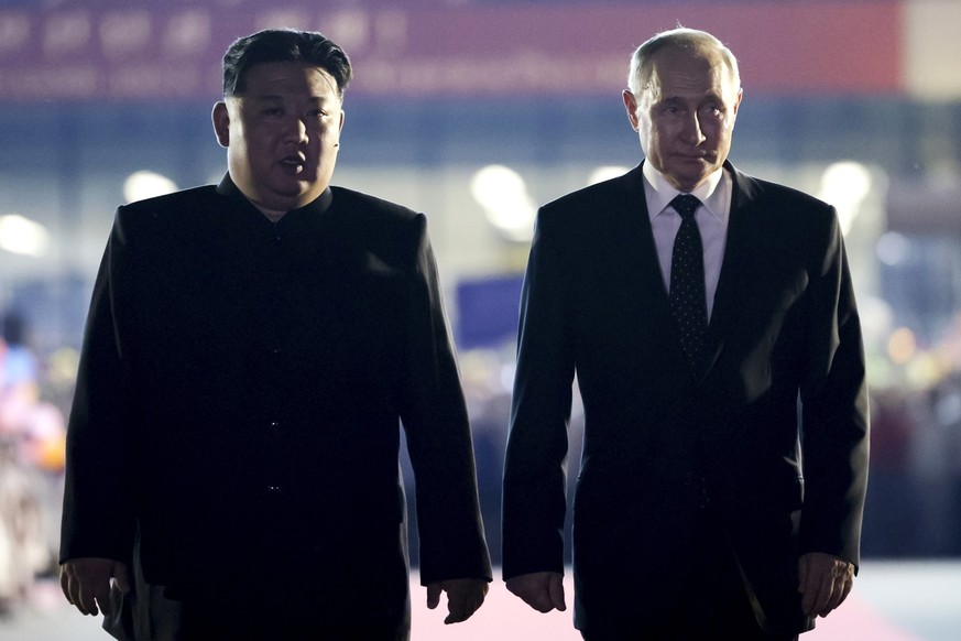 ARCHIV - 19.06.2024, Nordkorea, Pjöngjang: Auf diesem von der staatlichen Nachrichtenagentur Sputnik via AP veröffentlichten Foto steht Kim Jong Un (l), Oberster Führer von Nordkorea, während der Abre ...