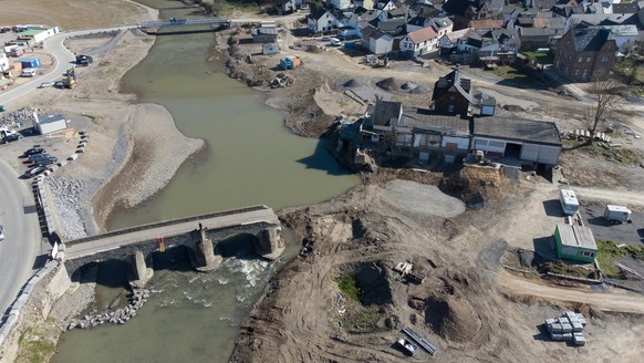 Das kleine Flüsschen Ahr hat sich durch den Starkregen in einen reißenden Fluss verwandelt.