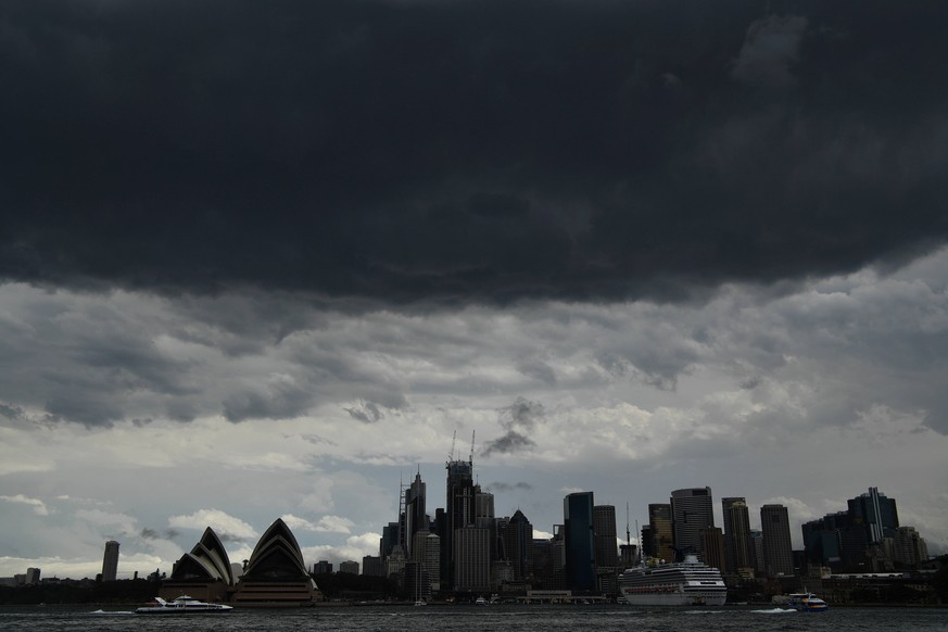 Gewitterwolken über der Skyline von Sydney. 