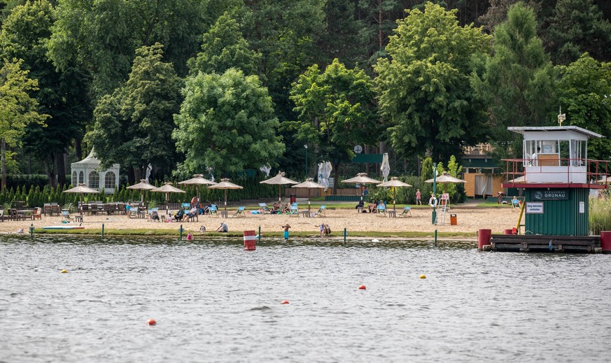 Strandbad Gruenau Berlin, 15.07.2021, Blick vom Wasser der Dahme auf Strandbad Gruenau Berlin Berlin Deutschland Treptow-Koepenick *** Lido Gruenau Berlin, 15 07 2021, view from the water of the river ...