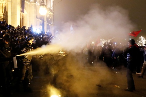 Polizisten setzten bereits am Donnerstag Tränengas gegen die Demonstranten ein.