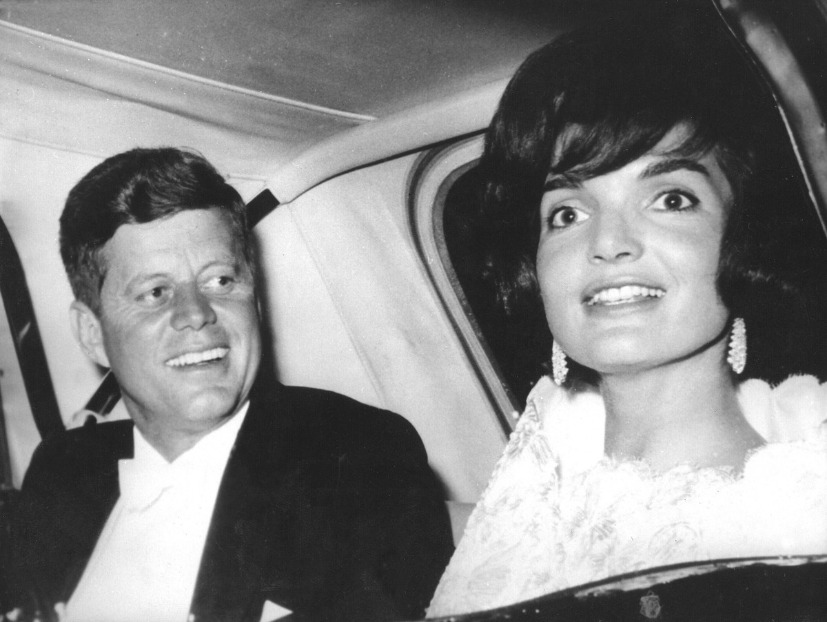 June 1, 1961- Paris, France - President JOHN F. KENNEDY was the 35th President of the United States and also the youngest. PICTURED: President Kennedy and First Lady JACKIE KENNEDY on a State visit to ...