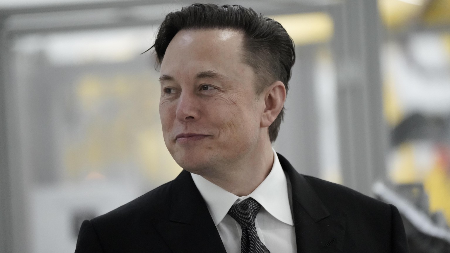 Aktuell, 22.03.2022, Gruenheide, Elon Musk Tesla-Chef im Portrait bei seinem Rundgang mit dem Bundeskanzler beim &#039;Tesla Delivery Day&#039; zur Eroeffnung und offiziellem Produktionsstart der Tesl ...