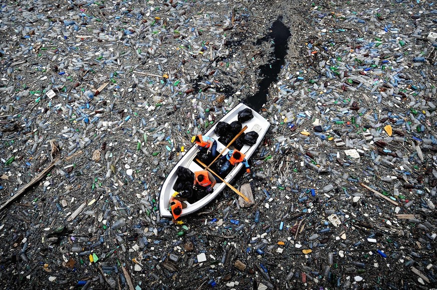 BULGARIA, Krichim : Volunteers try to clear a dam which is filled with discarded plastic bottles and other garbage, blocking Vacha Dam, near the town of Krichim on April 25, 2009.