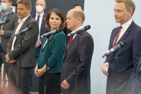Wirtschaftsminister Robert Habeck (Grüne), Außenministerin Annalena Baerbock (Grüne), Kanzler Olaf Scholz (SPD) und Finanzminister Christian Lindner (FDP) vor der Aufnahme der Koalitionsverhandlungen.