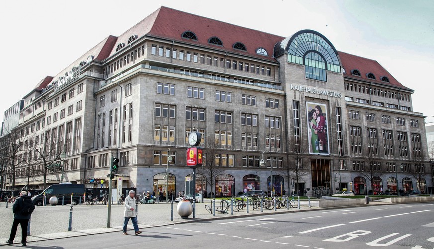 KaDeWe Coronakrise Berlin, 18.03.2020, KaDeWe. Wegen des Coronavirus bleibt das Kaufhaus des Westens bis auf Weiteres geschlossen. Auch der Tauentzien zeigt sich ungewoehnlich leer. Die Massnahmen zur ...