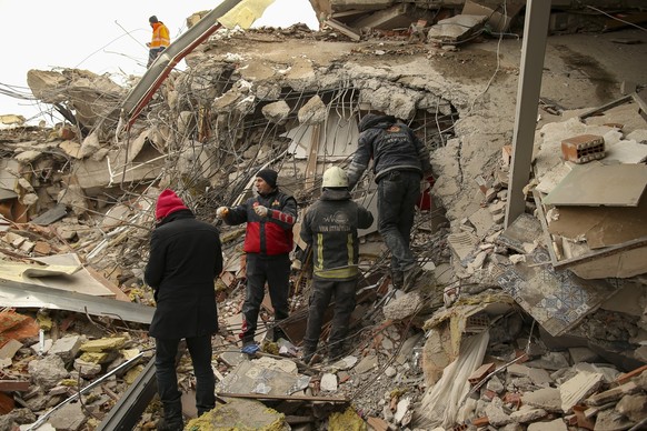 07.02.2023, Türkei, Malatya: Rettungskräfte suchen nach Überlebenden in einem eingestürzten Gebäude. Rettungskräfte suchen weiterhin nach Überlebenden in den Trümmern tausender Gebäude, die durch ein  ...