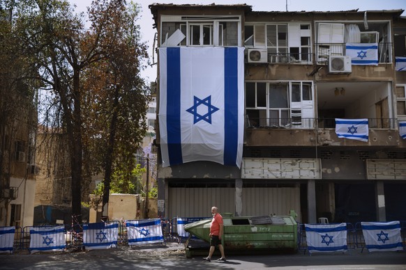 Dieses Gebäude im israelischen Ramat Gan wurde von einer Rakete aus dem Gazastreifen getroffen.