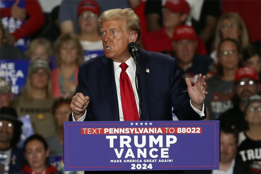 29.09.2024, USA, Erie: Der republikanische US-Präsidentschaftskandidat und ehemalige US-Präsident Donald Trump spricht bei einer Wahlkampfveranstaltung in Erie. Foto: Rebecca Droke/AP/dpa +++ dpa-Bild ...