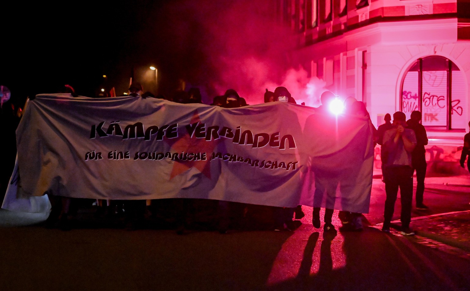 05.09.2020, Sachsen, Leipzig: Teilnehmer einer Demonstration ziehen durch den Stadtteil Connewitz in Leipzig. Die Demo steht unter dem Motto