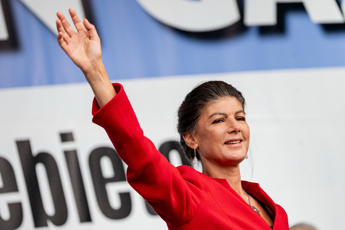 13.09.2025, Berlin: Sahra Wagenknecht, BSW-Vorsitzende, steht bei der Demonstration unter dem Motto «Stoppt den Völkermord in Gaza! Keine Waffen in Kriegsgebiete! Frieden statt Wettrüsten!» winkend au ...