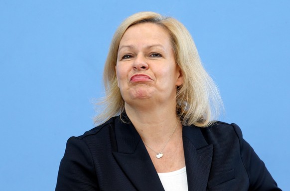 Nancy Faeser wird aufgefordert, für mehr Sicherheitskontrollen an Flughäfen zu sorgen.