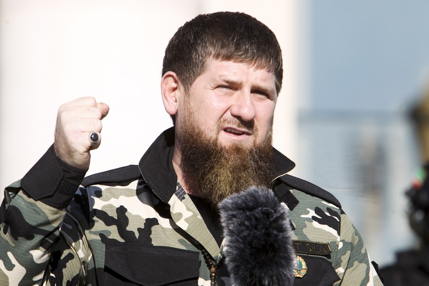 ARCHIV - 29.03.2022, Russland, Grosny: Ramsan Kadyrow, Machthaber der russischen Provinz Tschetschenien, spricht vor etwa 10.000 Soldaten in der tschetschenischen Regionalhauptstadt. (zu dpa