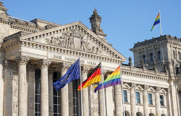 Am Samstag wehte die Regenbogenflagge am Reichstagsgebäude anlässlich des Christopher Street Day.