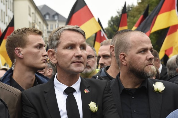 Björn Höcke (AfD-Thüringen) zusammen mit Pegida-Mitglied Siegfried Däbritz beim sogenannten "Trauermarsch" mit weißer Rose.