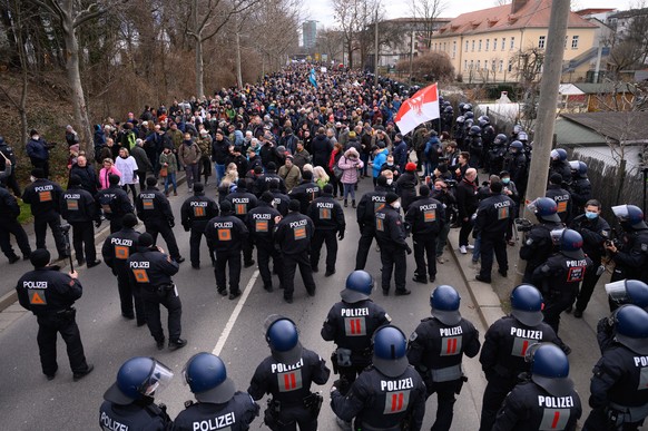 13.03.2021, Sachsen, Dresden: Polizisten und Demonstranten stehen auf der Magdeburger Stra�e. Obwohl die in Dresden geplante Demonstration von Corona-Kritikern der &quot;Querdenken&quot;-Bewegung unte ...