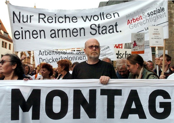Auf
der Montagsdemonstration gegen "Hartz IV" und "Agenda 2010"
demonstrieren mehrere tausend Menschen am Montag (13.09.2004) in Leipzig.