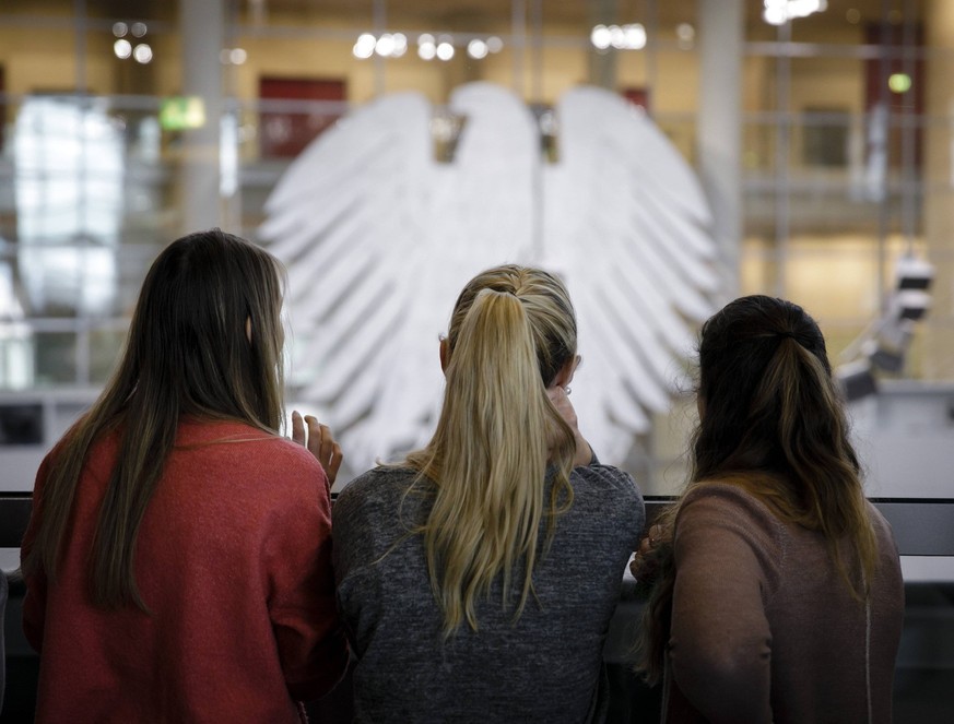 Junge Frauen einer Besuchergruppe beobachten durch die Scheibe eine Plenarsitzung im Deutschen Bundestag. Berlin, 23.03.2018, Berlin Deutschland *** Young women of a group of visitors watch through th ...