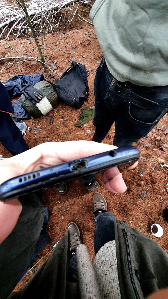 1.12.2021. Der polnische Grenzschutz zerstört die Handys der Geflüchteten im Wald an der Grenze zu Belarus