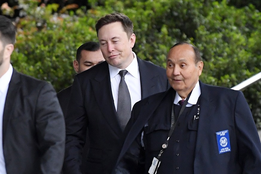 Elon Musk vor seinem Gerichtstermin in Los Angeles.