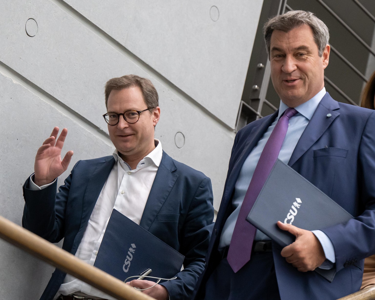 Markus Söder (r), CSU-Parteivorsitzender, und Martin Huber gehen gemeinsam zur Sitzung des CSU-Parteivorstands. Der CSU-Landtagsabgeordnete Huber wird neuer Generalsekretär der Partei.