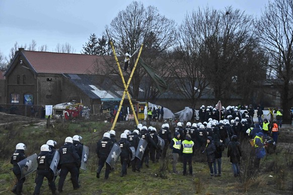 Die Polizei hat heute mit der Raeumung der Ortschadt Luetzerath begonnen, Die Ortschaft Luetzerath an der Westseite des BraunkohleTagebaus Garzweiler wird im Januar 2023 abgebaggert, Luetzerath, 11.01 ...