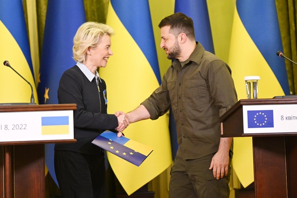 Mitte des Monats war EU-Kommissionspräsidentin Ursula von der Leyen zu Besuch in der Ukraine (im Bild mit dem Präsidenten Wolodymyr Selenskyj).