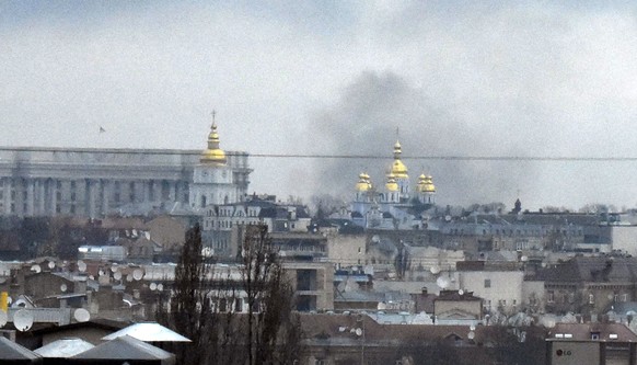 24.02.2022, Ukraine, Kyiv: Rauch steigt �ber der ukrainischen Hauptstadt auf. Russische Truppen haben ihren erwarteten Angriff auf die Ukraine gestartet. Foto: -/kyodo/dpa +++ dpa-Bildfunk +++