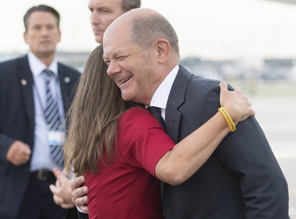 News Bilder des Tages August 21, 2022, Montreal, PQ, Canada: German Chancellor Olaf Scholz is greeted by Deputy Prime Minister Chrystia Freeland as he arrives for a three day visit of Canada in Montre ...