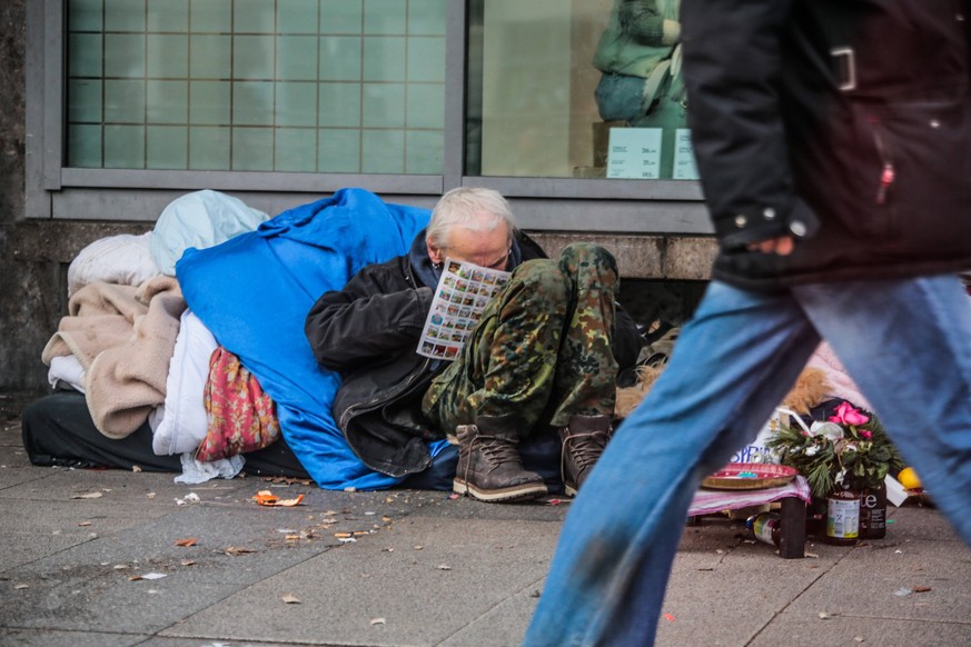 obdachlose leben auf dem hermannplatz in berlin neukölln obdachlose leben auf dem hermannplatz in berlin neukölln *** homeless living on hermannplatz in berlin neukölln homeless living on hermannplatz ...