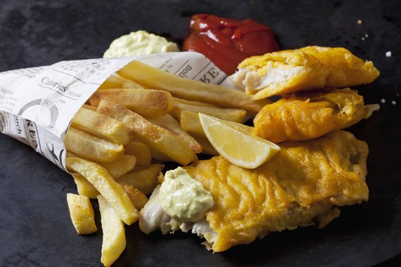 Fish and chips with remoulade, ketchup and lemon slice PUBLICATIONxINxGERxSUIxAUTxHUNxONLY CSF28833