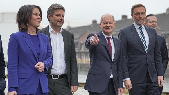 Annalena Baerbock, Bundesvorsitzende von Bündnis 90/Die Grünen (l-r), Robert Habeck, Bundesvorsitzender von Bündnis 90/Die Grünen, Olaf Scholz, SPD-Kanzlerkandidat und geschäftsführender Bundesfinanzm ...