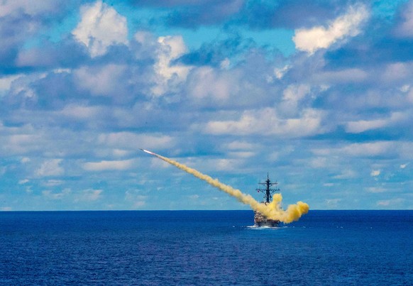 Ein US-Kriegsschiff beim Abschuss einer Rakete