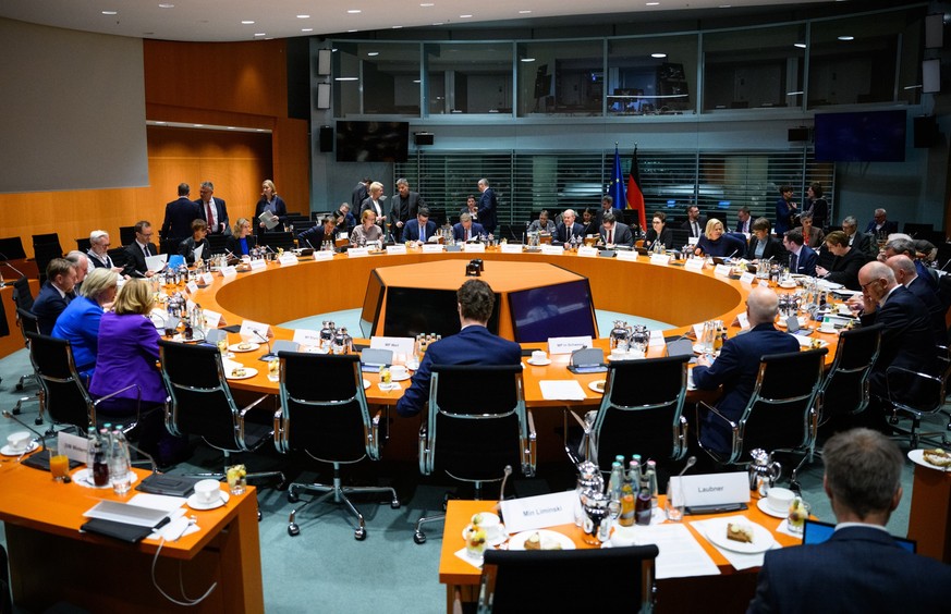 06.11.2023, Berlin: Bundeskanzler Olaf Scholz (SPD) eröffnet den Bund-Länder-Gipfel im Bundeskanzleramt. Die Hauptthemen des Treffens der Bundesregierung mit der Ministerpräsidentenkonferenz (MPK) sin ...