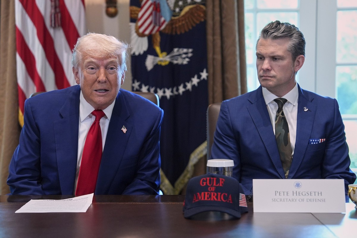 30.04.2025, USA, Washington: US-Präsident Donald Trump spricht während einer Kabinettssitzung im Weißen Haus neben US-Verteidigungsminister Pete Hegseth. Foto: Evan Vucci/AP/dpa +++ dpa-Bildfunk +++