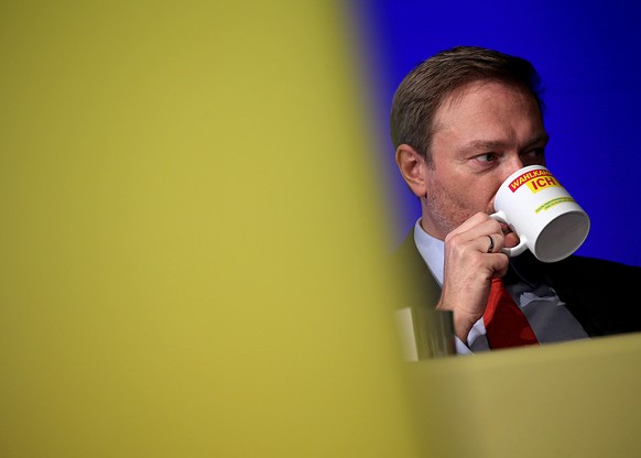 Christian Lindner, on brand. Auf der Tasse steht irgendwas mit "ich".