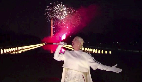 Katy Perry singt "Firework" zum Feuerwerk.