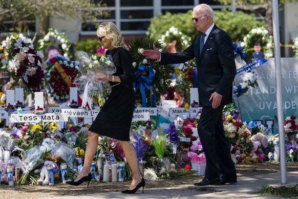 May 29, 2022, Uvalde, Texas, USA: U.S. President JOE BIDEN and First Lady JILL BIDEN visit and lay a flower at a memorial in front of Robb Elementary School, site of a mass shooting in which 18-year-o ...
