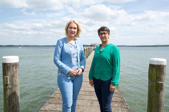 Manuela Schwesig, kommissarische SPD-Vorsitzende, und ZDF-Moderatorin Shakuntala Banerjee trafen sich in einem Schweriner Seglerverein.