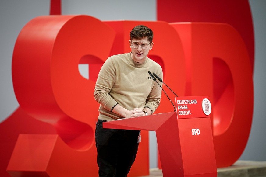 08.12.2023, Berlin: Philipp Türmer, Juso-Vorsitzender, spricht beim ordentlichen Bundesparteitag der SPD auf dem Berliner Messegelände. Vom 08. bis 10.12.2023 wollen die Delegierten unter anderem eine ...