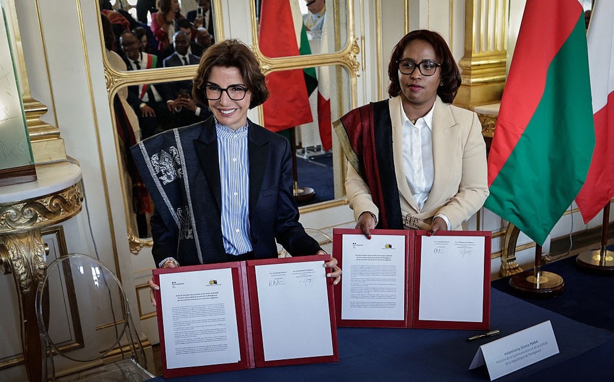 France&#039;s Minister of Culture Rachida Dati (L) flanked by her Madagascar contrepart Volamiranty Donna Mara sign an agreement during a ceremony for the restitution of three Sakalava skulls to Madag ...
