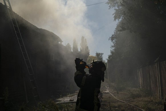 Die Stadt Slowjansk ist seit Wochen unter Beschuss: Ein Feuerwehrmann macht Pause während eines Einsatzes.
