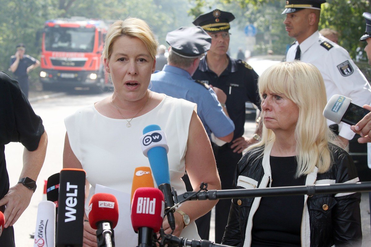 04.08.2022, Berlin: Franziska Giffey (l), Regierende B�rgermeisterin von Berlin, und Innensenatorin Iris Spranger (beide SPD), beantworten Fragen von Journalisten, nachdem sie sich bei Feuerwehr und P ...