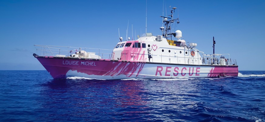 HANDOUT - 25.07.2020, ---: Das Rettungsschiff MV LouiseMichel ist vom Streetart-K