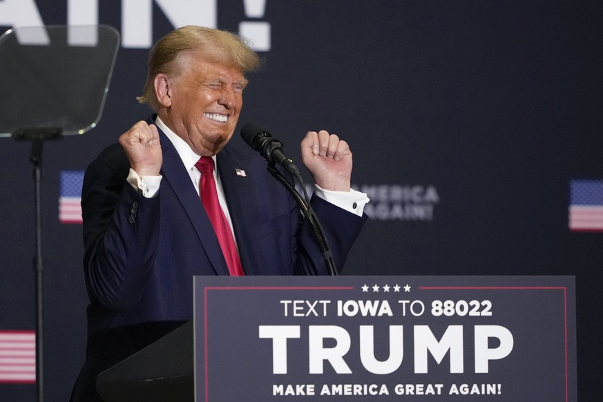 16.10.2023, USA, Clive: Donald Trump, ehemaliger Präsident der USA, gestikuliert während seiner Rede bei einer Wahlkampfveranstaltung in Clive, Iowa. Foto: Matthew Putney/AP/dpa +++ dpa-Bildfunk +++