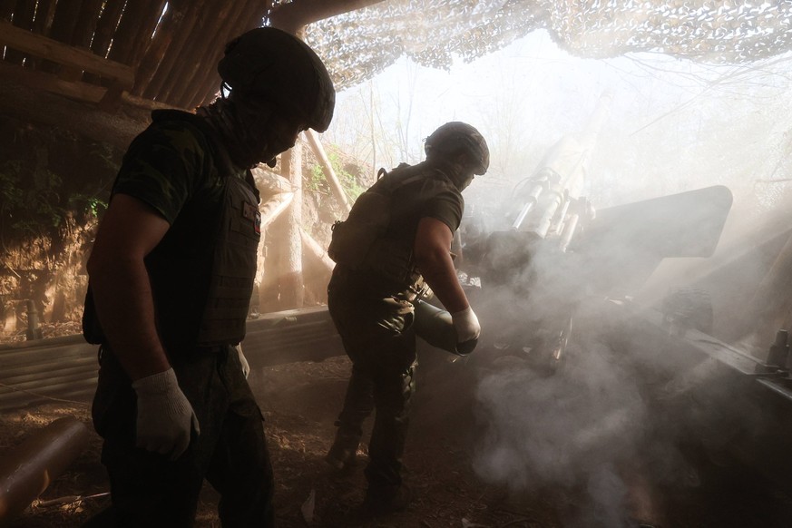 JULY 12, 2024: 152mm 2A36 Giatsint-B field gun crew members perform a combat mission in the zone of Russia s special military operation. Alexander Polegenko/TASS PUBLICATIONxINxGERxAUTxONLY 72370662