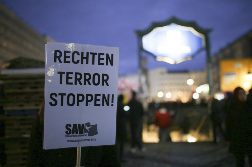 Schild auf einem Demozug in Berlin am Donnerstagabend.