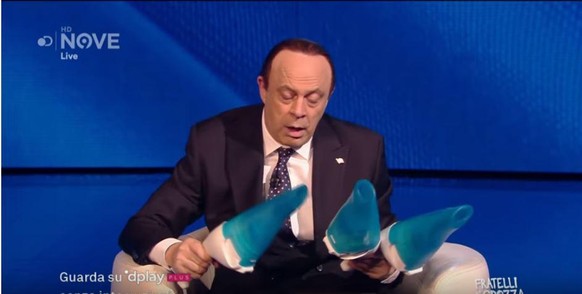 Der Satiriker Maurizio Crozza im Jahr 2020, verkleidet als Silvio Berlusconi: Crozza spielt Berlusconi heute als schläfrigen alten Mann, der vor allem verwirrt ist.